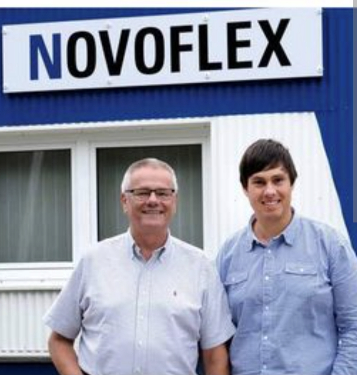 Reinhard und Michael Hiesinger vor dem NOVOFLEX-Firmenschild bei der Übergabe 2016