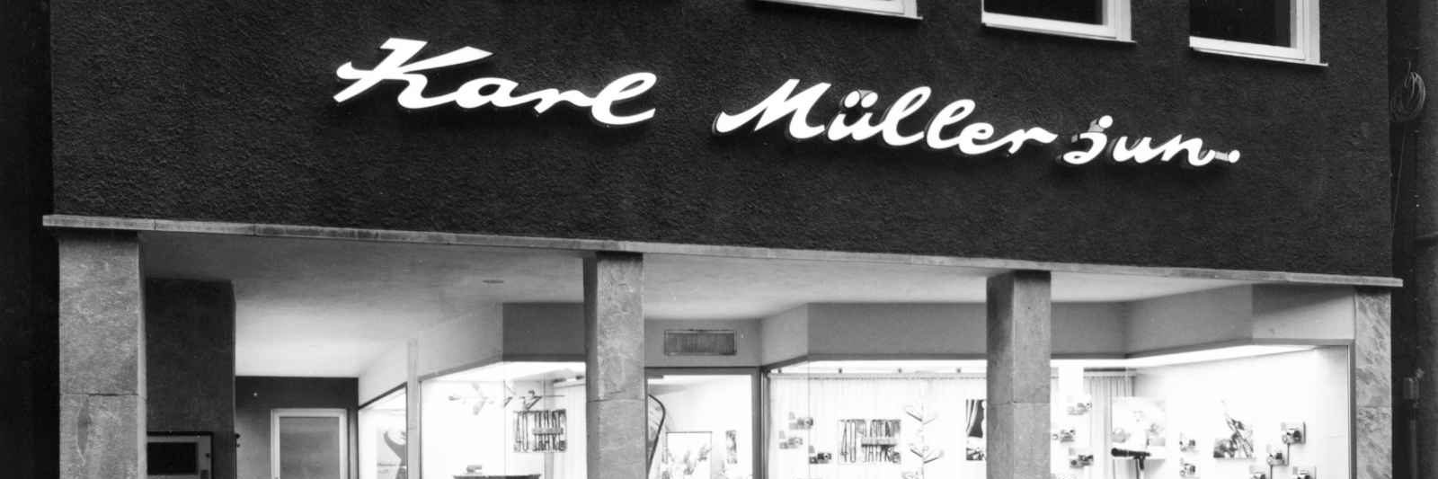 Historisches Ladengeschäft „Karl Müller jun." mit Leuchtschriftzug