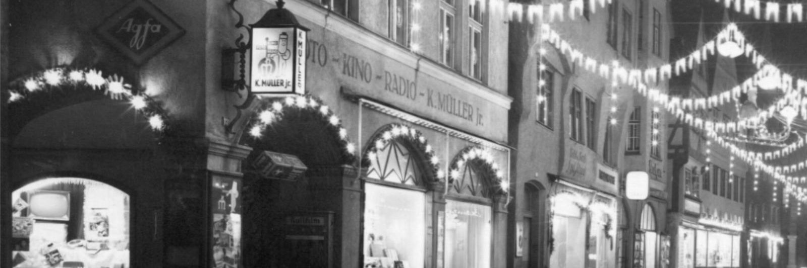 Memminger Altstadt bei Nacht mit dem Geschäft Foto-Kino-Radio K. Müller jr.