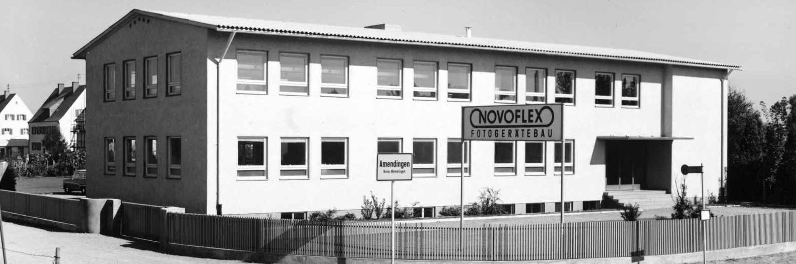 Neubau in Amendingen mit dem Schild NOVOFLEX Fotogerätebau (1958)