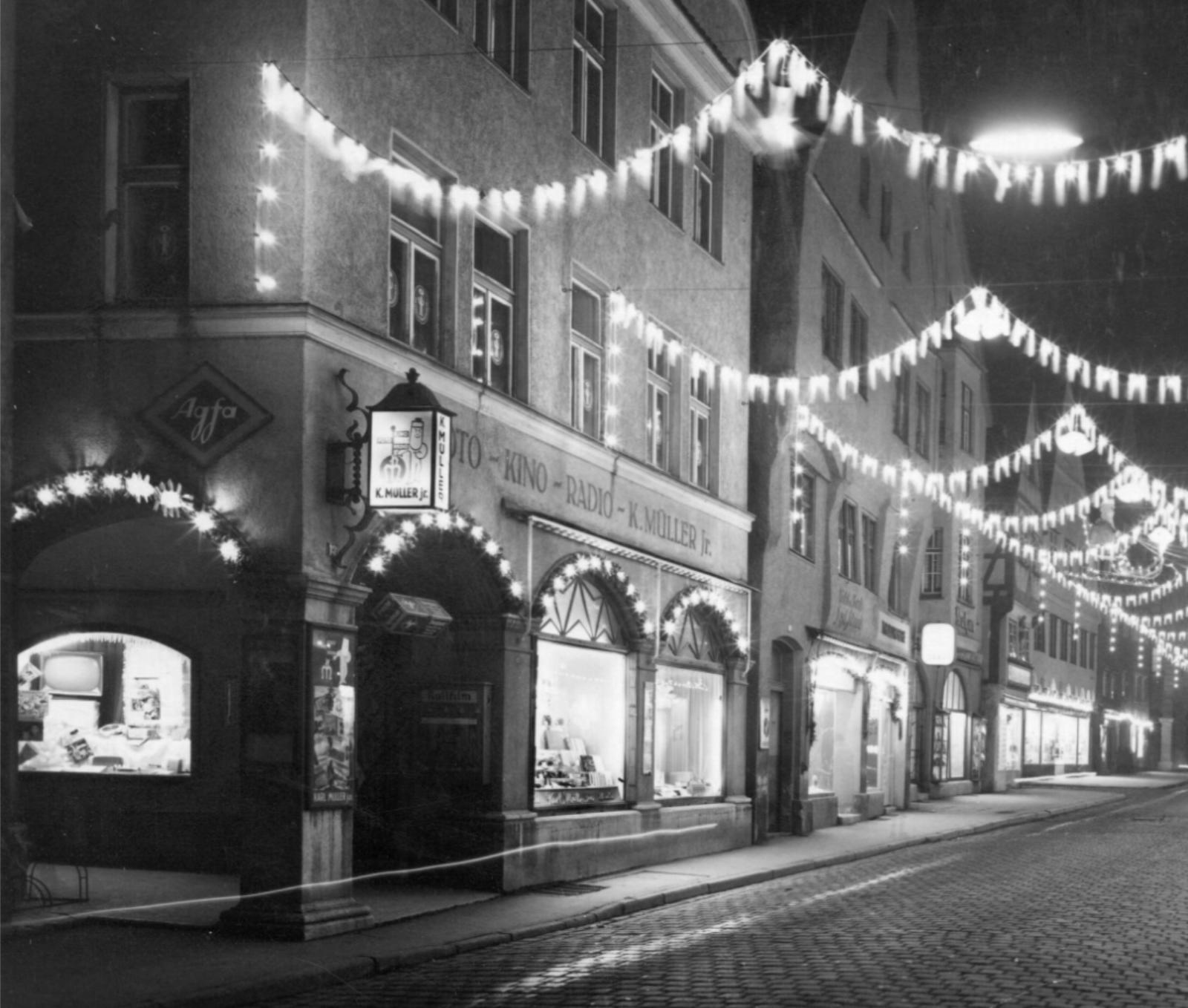 Memminger Altstadt bei Nacht mit dem Geschäft Foto-Kino-Radio K. Müller jr.