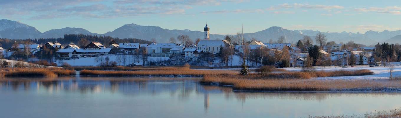 Winterliches Panorama von Iffeldorf am See mit Alpenblick