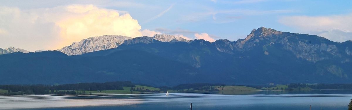 Bergsee mit Alpenpanorama