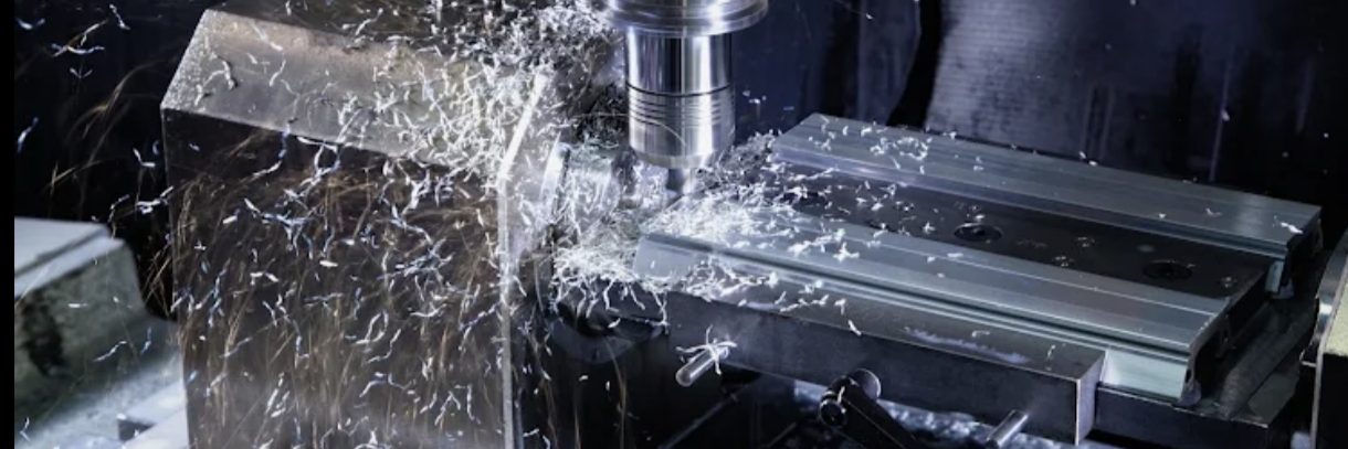 Bedienung einer CNC-Präzisionsmaschine über das Steuerpult