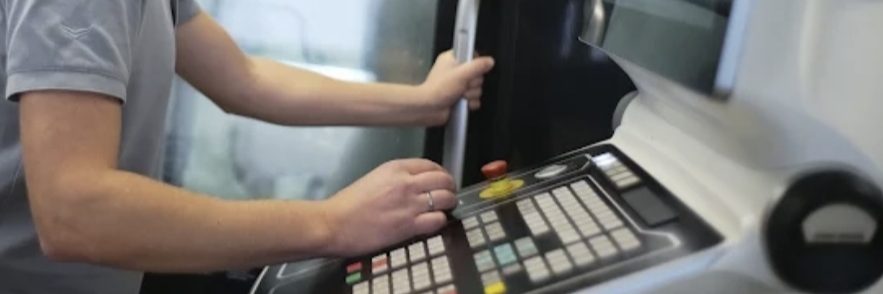 Qualitätskontrolle mit Messschraube an einem NOVOFLEX-Bauteil