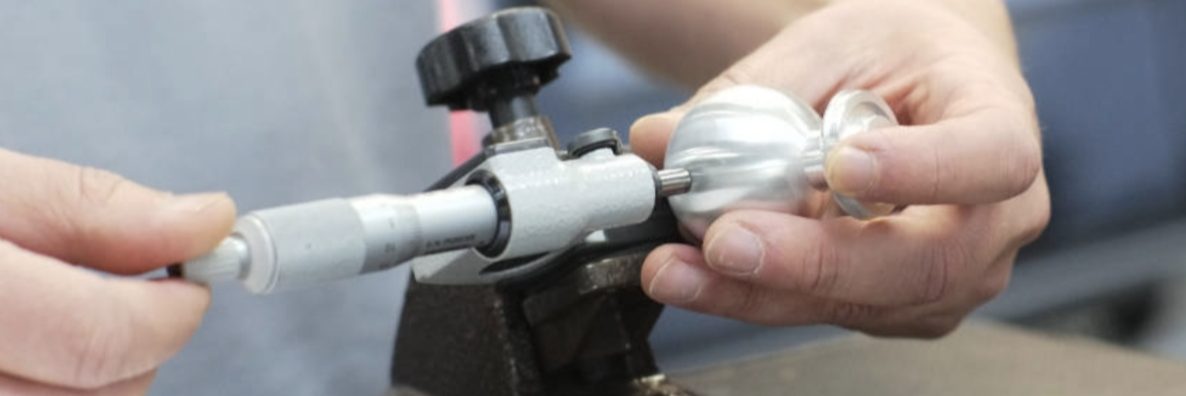 Fräsvorgang mit Metallspänen an der Präzisionsfräsmaschine
