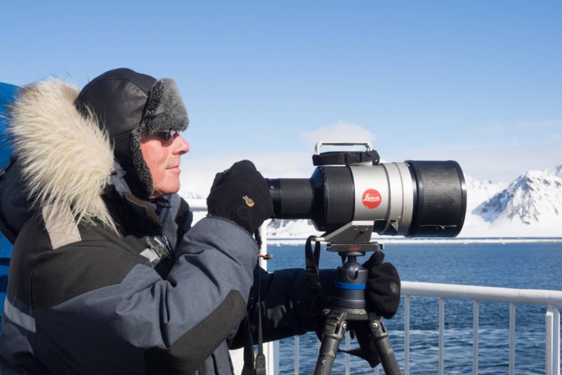 Fotograf mit NOVOFLEX-Teleobjektiv-Stativ in arktischer Landschaft